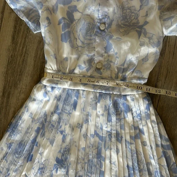 SOLD White and blue floral dress - Picture 3 of 10